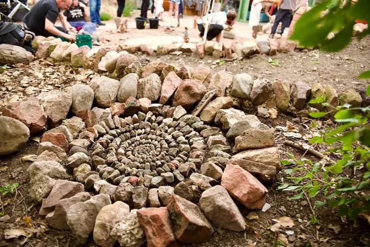 Žemės menas: kūrybinė-meninė edukacija